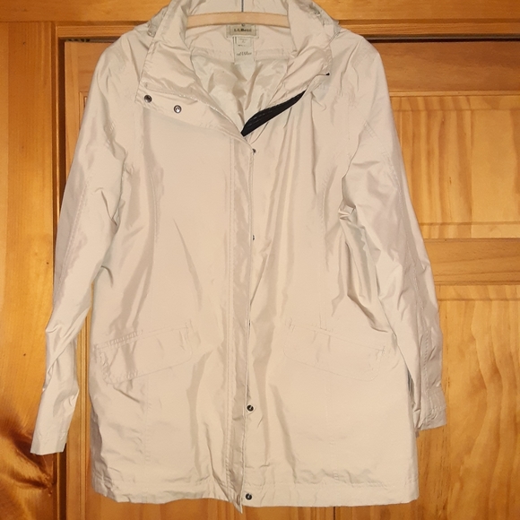 LLBean Ladies Rain Jacket size L - Picture 1 of 4
